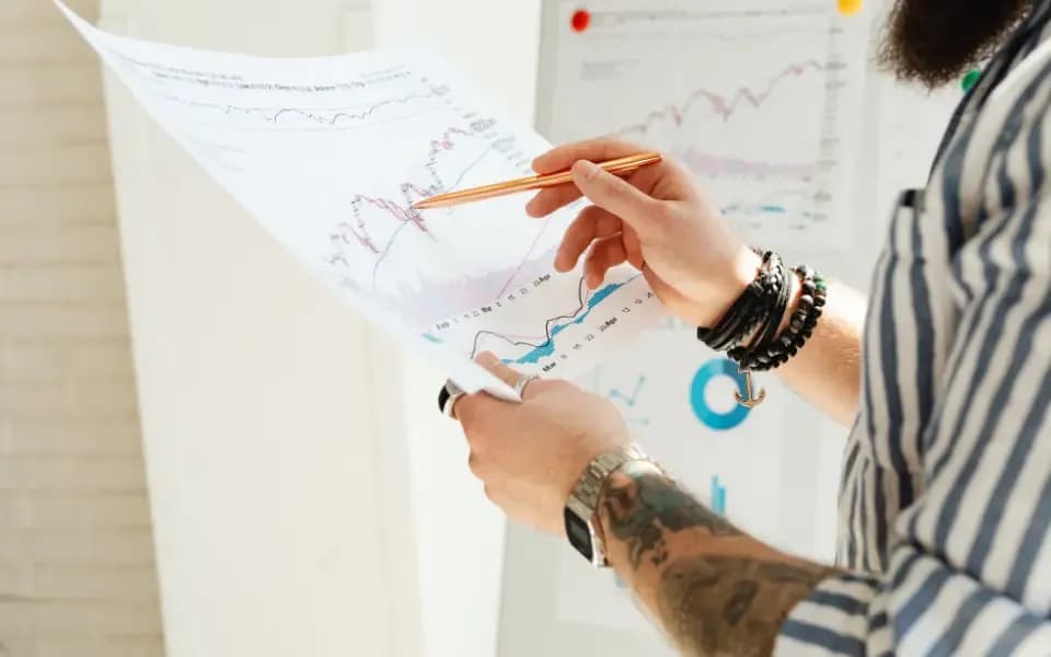 Wykres statystyk zachowań konsumentów: 97% szuka firm online, 88% sprawdza opinie przed zakupem