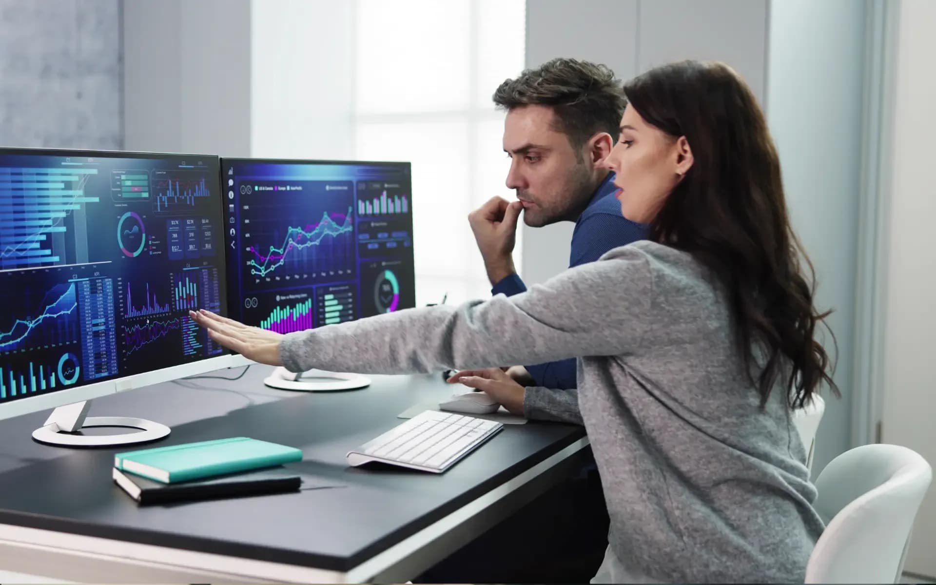 Minimalistyczna kompozycja workspace z laptopem pokazującym dashboard analityczny e-commerce